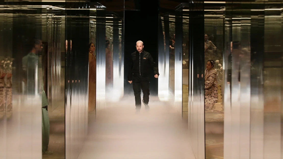 Debutová kolekce Kima Jonese pro Fendi Couture je tu. Jak převzal žezlo po&nbsp;Karlu Lagerfeldovi?