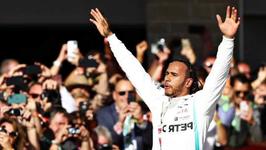 Překonal Schumachera, stal se sirem, a&nbsp;přesto je už několik dní bez práce. Řekl si Hamilton o&nbsp;příliš mnoho?