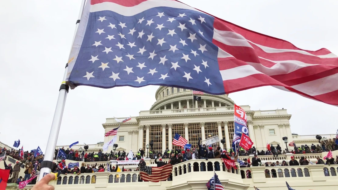 Ostudný den pro Ameriku. Násilné vniknutí do Kapitolu šokovalo svět, trhy zůstaly v&nbsp;klidu