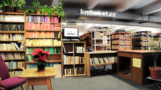 Inspekce práce se začala zabývat  pracovními podmínkami v Knihobotu. Šéf stížnosti odmítá