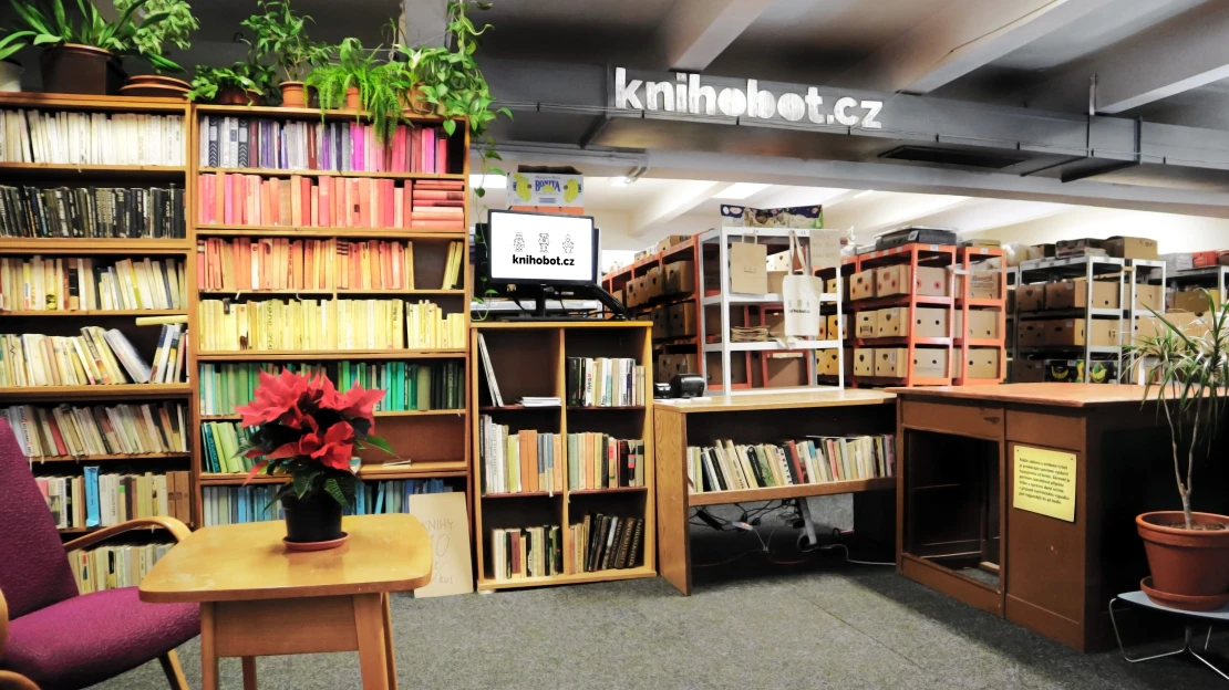 Inspekce práce se začala zabývat  pracovními podmínkami v Knihobotu. Šéf stížnosti odmítá