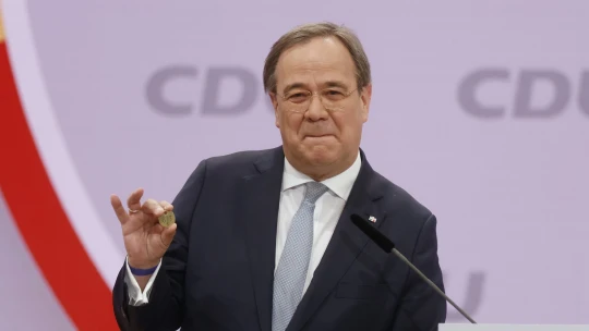 Angela s&nbsp;kravatou. Kdo je muž, který by mohl nahradit Merkel v&nbsp;čele Německa?