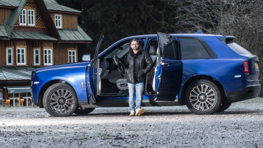 Obscénně velký a&nbsp;marnotratně silný. Jaké je to, projet se Rolls-Roycem za deset milionů