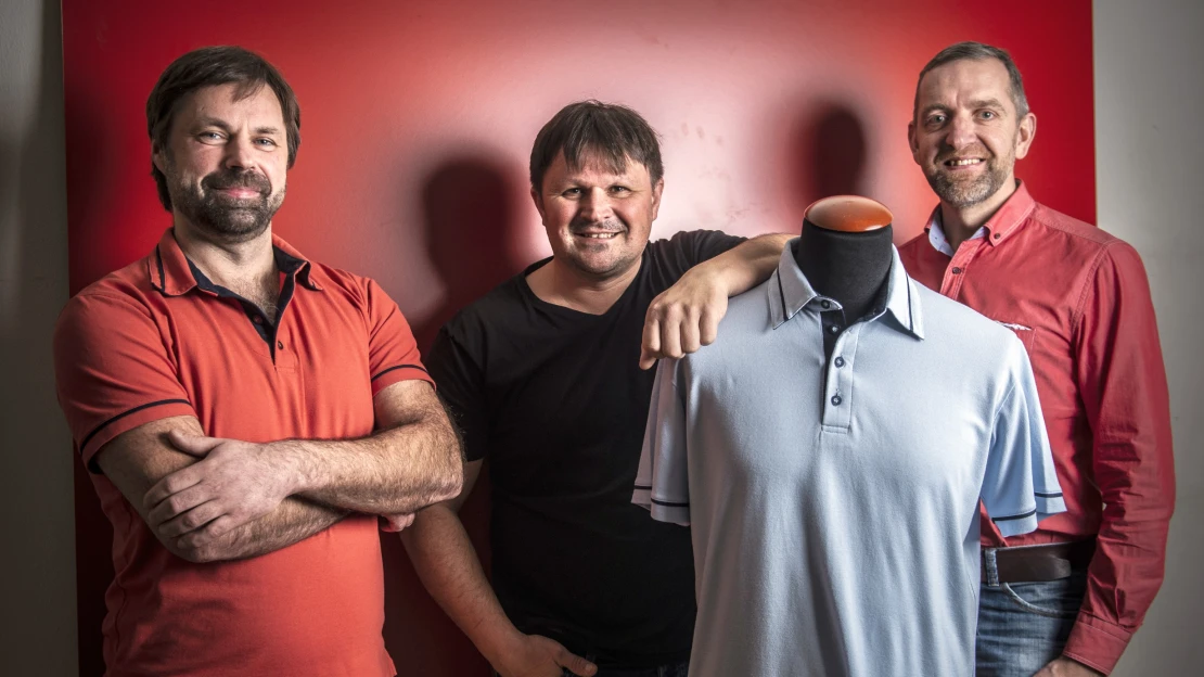 Tři v&nbsp;triku. Čtyřicátníci slaví úspěch s&nbsp;oděvem, který nepropotíte