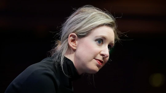 Filmy na večer: miliardový skandál s kapkou krve, fake news a vznik impéria