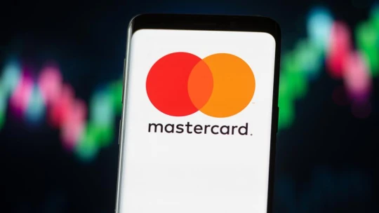 Mastercard chce zachránit miliardy platebních karet v&nbsp;oběhu. Spustil jejich recyklaci