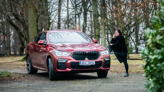 Holka do nepohody. BMW X6 stejně dobře přežije ve městě jako v&nbsp;divočině