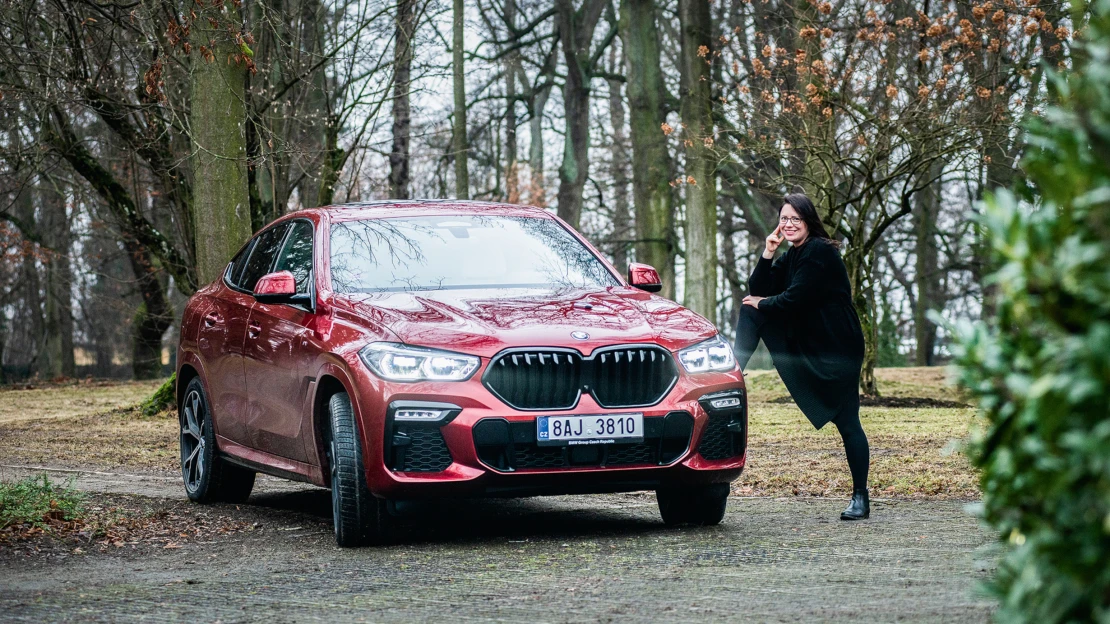 Holka do nepohody. BMW X6 stejně dobře přežije ve městě jako v&nbsp;divočině