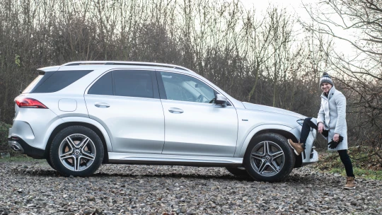 Tomuhle medvědovi dělá mráz tuze dobře. Za volantem Mercedesu GLE 350 si budete spokojeně pobrukovat