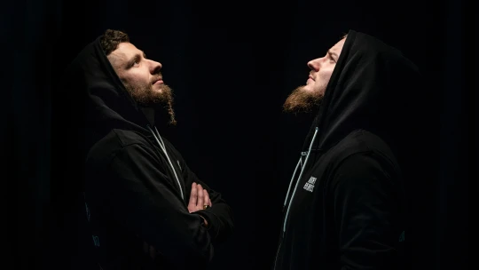 Naštvaní vousáči. České muže naučili mazat si „podvozek“ a&nbsp;utrácet tisíce za kosmetiku