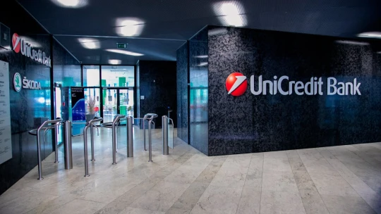 UniCredit Bank v Česku a na Slovensku klesl loni čistý zisk o 50 procent