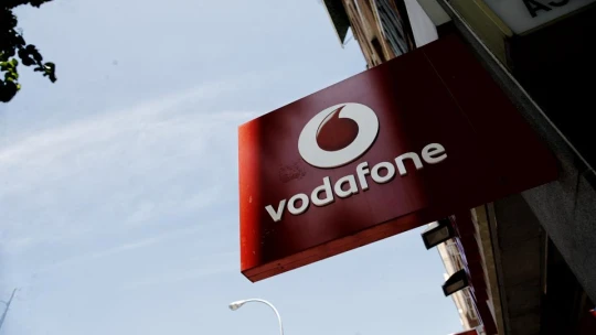 Vodafonu klesl zisk o&nbsp;14 procent. Posiluje ale role mobilního internetu