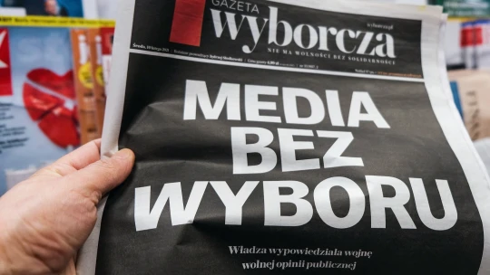 Daň z&nbsp;reklamy ohrožuje polská média. Na protest začernila titulky