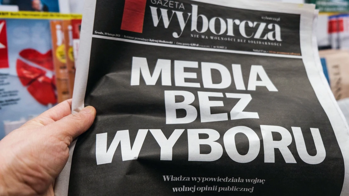 Daň z&nbsp;reklamy ohrožuje polská média. Na protest začernila titulky