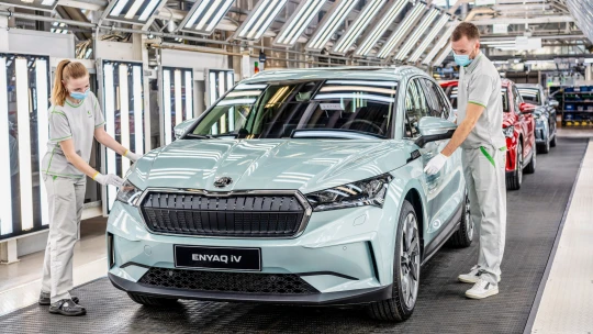 Zisk Škody Auto se propadl o&nbsp;polovinu. Do elektromobility i&nbsp;tak napumpuje 37 miliard