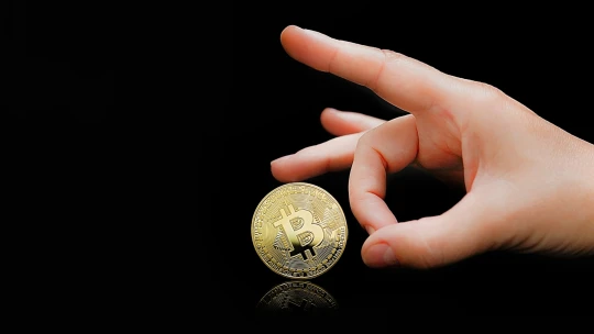 Stačil jediný tweet. Bitcoin a&nbsp;další kryptoměny spadly prudce dolů