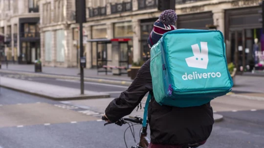 Velké zklamání. Deliveroo se hned po&nbsp;vstupu na burzu propadlo o&nbsp;30 procent