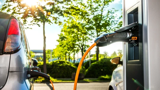 Auto na alternativní pohon preferuje o půlku míň Čechů, než je světový průměr, ukazuje průzkum