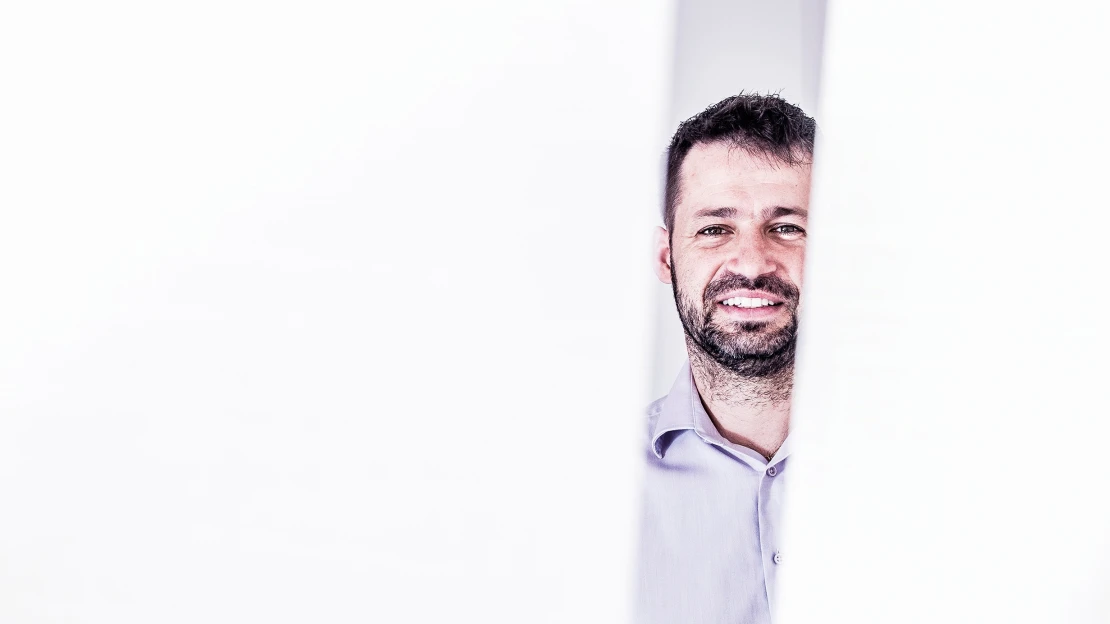 Introvert, který nerad mluví na veřejnosti. A&nbsp;prodává čočky celé Evropě
