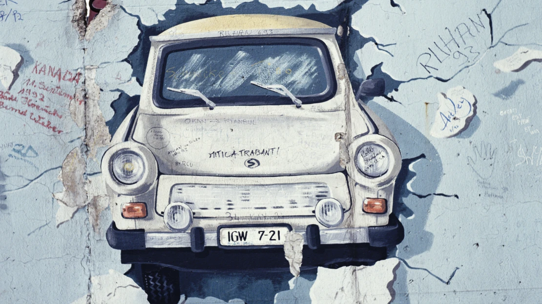 Němci řeší úplatky za roušky a&nbsp;trabant dává na frak Tesle
