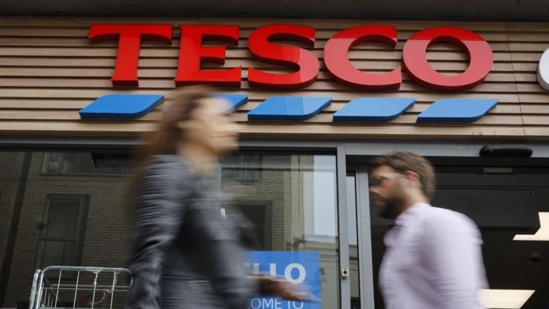 S pandemií bojují i&nbsp;prodejci potravin. Britský řetězec Tesco hlásí propad zisku