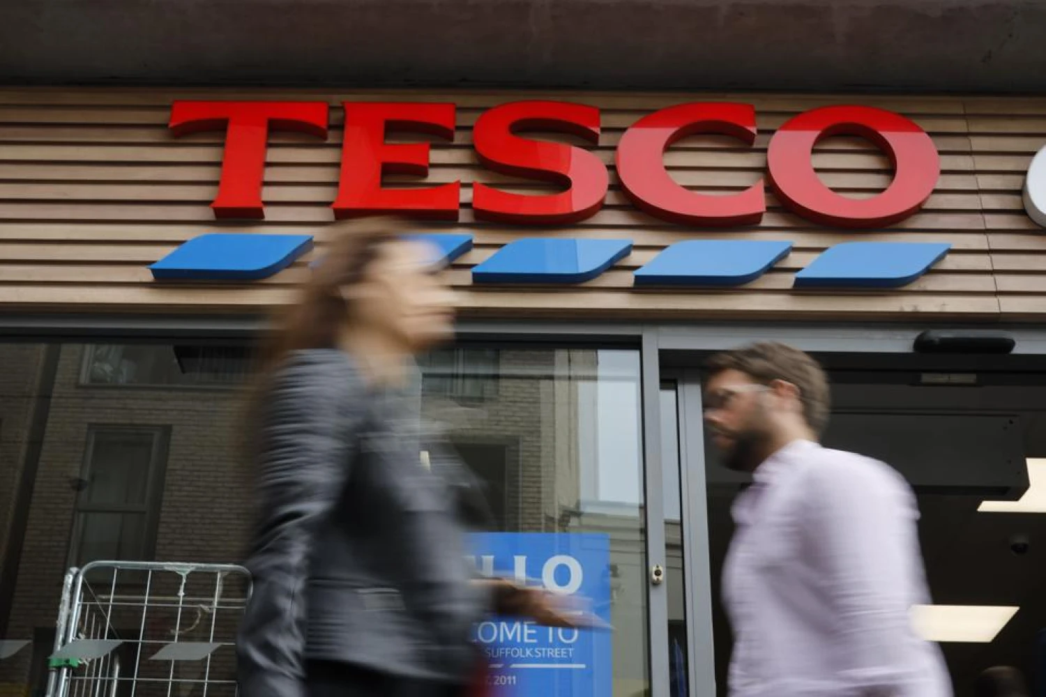 S pandemií bojují i prodejci potravin. Britský řetězec Tesco hlásí propad zisku