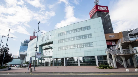 Česká firma Wood & Company dobývá Bratislavu. Kupuje nákupní centrum za  11 miliard