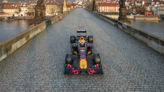 Formule&nbsp;1 dojela až k&nbsp;Hradu. Kardinál Duka raději zavřel okno kanceláře
