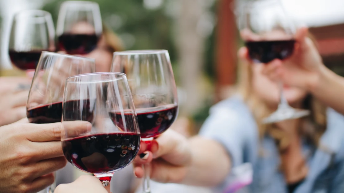 Malí vinaři trpí. Češi během pandemie nakupují víno v&nbsp;supermarketu