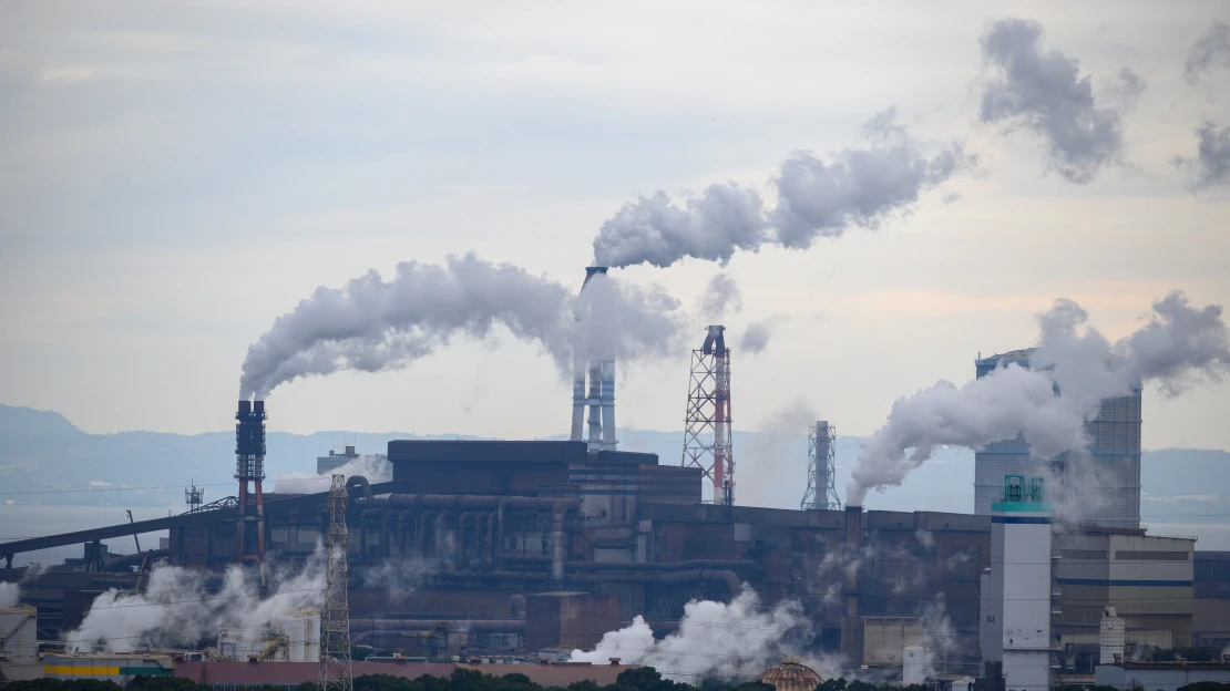 Poplatky za vypouštění oxidu uhličitého trhly rekord. Státy loni získaly 95 miliard dolarů