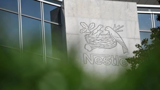 Nestlé loni klesl zisk o 45 procent. Důvodem bylo zdražení ingrediencí a komodit