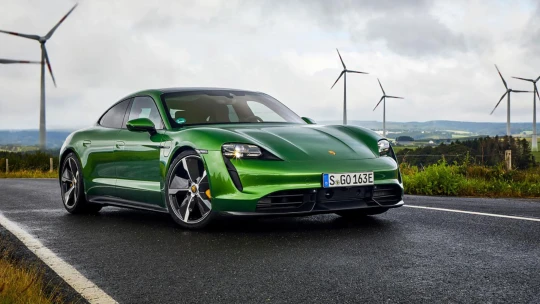 Německá ekonomika posiluje. A v Porsche nutí manažery jezdit elektroauty