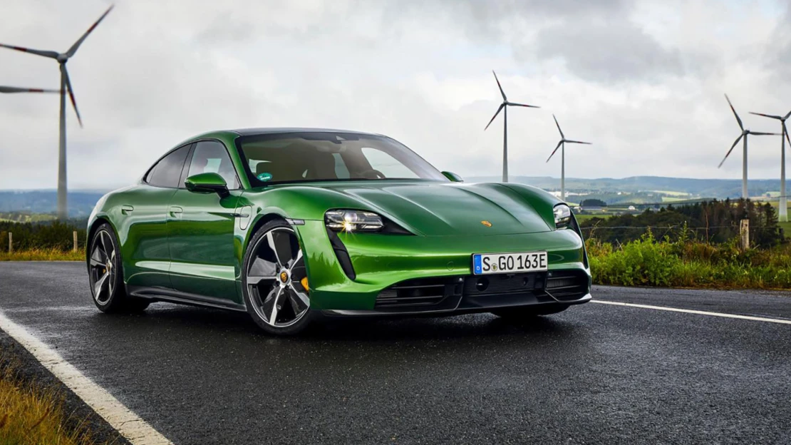 Německá ekonomika posiluje. A&nbsp;v&nbsp;Porsche nutí manažery jezdit elektroauty
