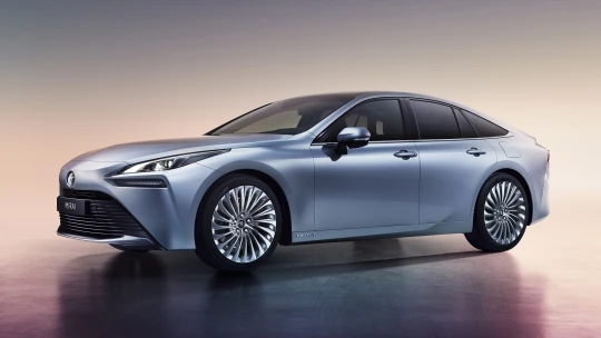 Toyota hlásí rekordní zisk. Navzdory světovému nedostatku polovodičů má velké zásoby