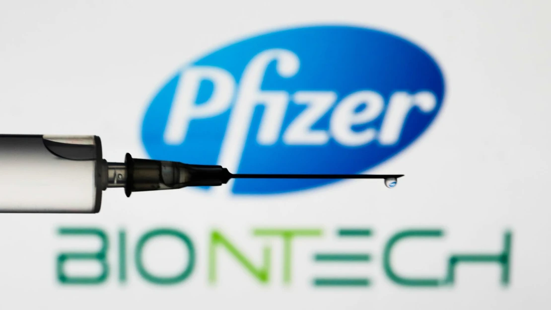Zlatá vakcína. BioNTech vydělal miliardu eur a&nbsp;míří do Asie