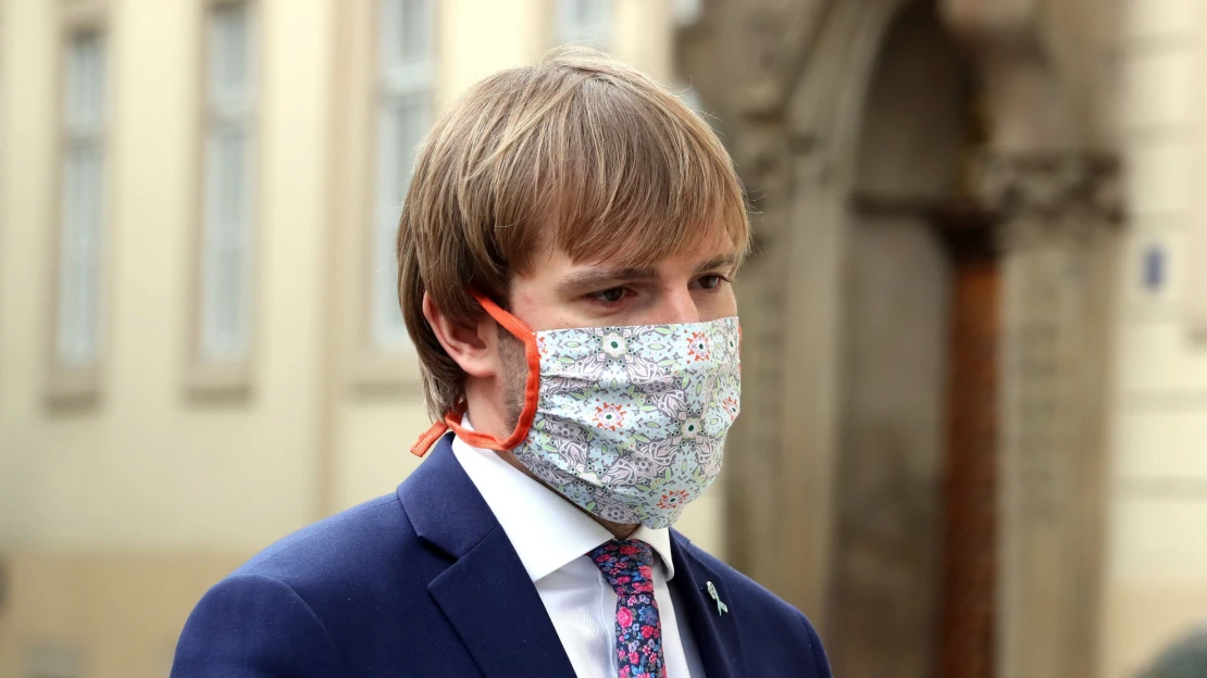 Rozvolňování pokračuje. Od září bude povoleno využít plné kapacity vnitřních prostor