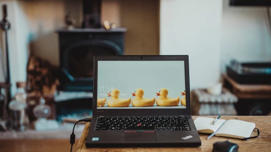 Čínské Lenovo utrpělo výrazný pokles čtvrtletního zisku. Akcie ztrácejí přes pět procent