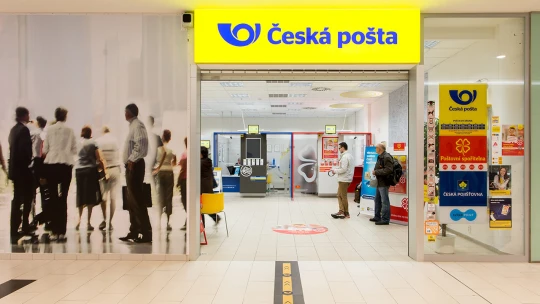 Zaměstnanci České pošty dostanou od října přidáno deset procent, uvedl Rakušan