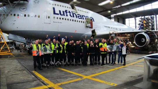 Lufthansa oblékne boeingy do žraločí fólie. Ušetří tím tisíce tun paliva