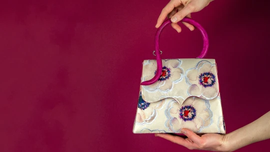 Kabelky ze zbytku židlí. Budoucí hvězda české módy spolupracuje s&nbsp;nábytkem TON