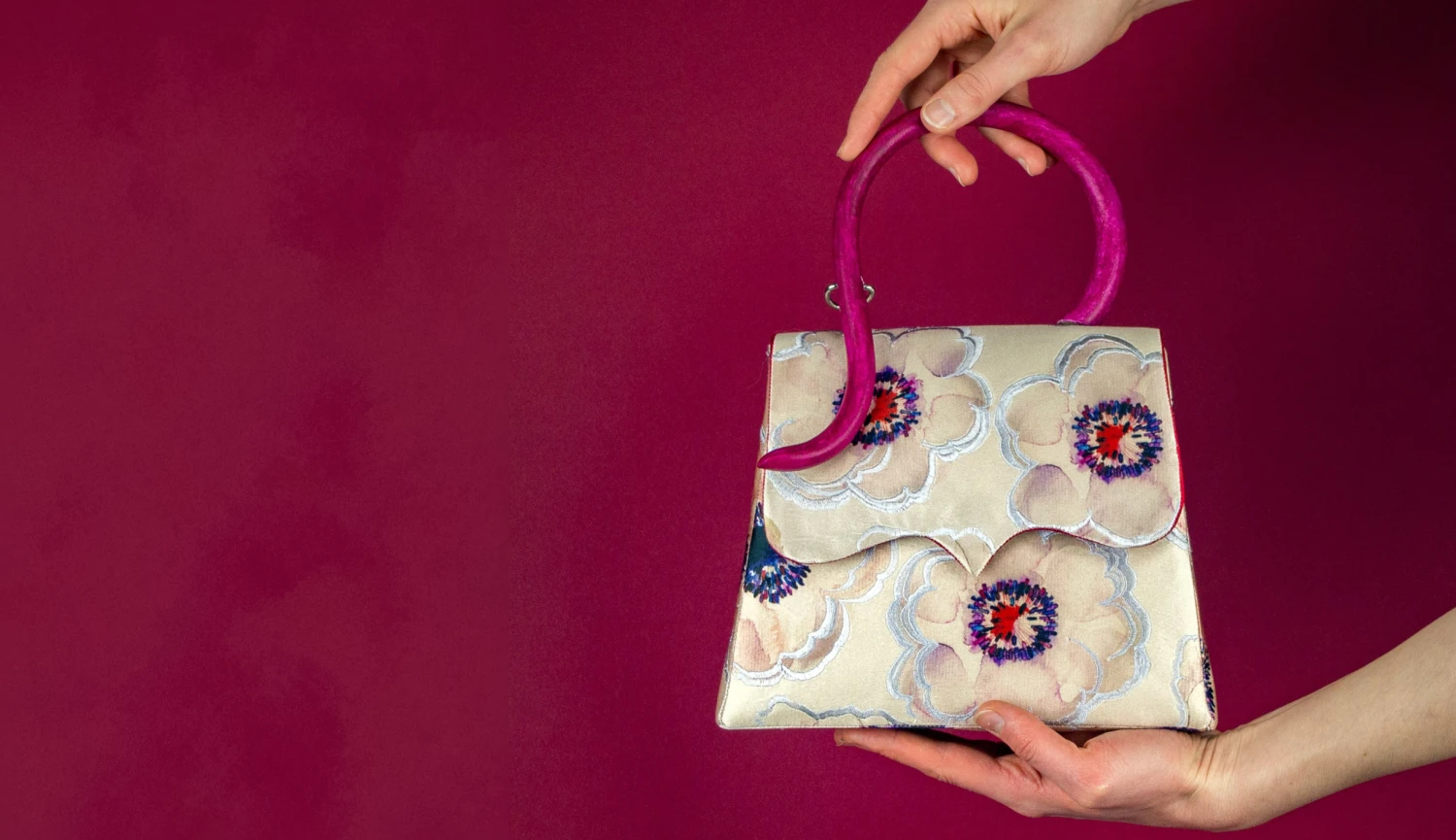 Kabelky ze zbytku židlí. Budoucí hvězda české módy spolupracuje s nábytkem TON