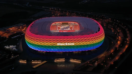 Němci chtějí duhový stadion. Nemíchejte sport s politikou, vzkazují jim Maďaři