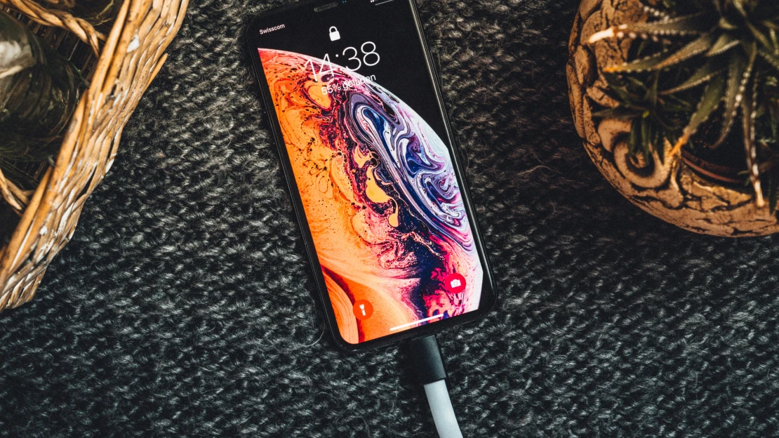 Proč byste měli hned přestat používat cizí kabely k&nbsp;nabíjení telefonu