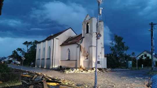 Ráno po&nbsp;tornádu. Vlna dobra míří na Moravu, škody šplhají do stamilionů