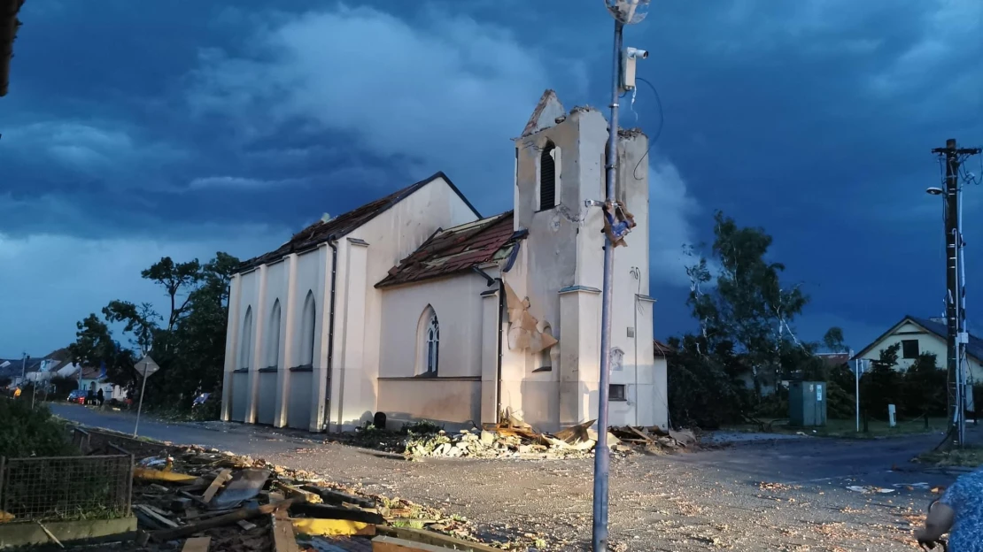 Ráno po tornádu. Vlna dobra míří na Moravu, škody šplhají do stamilionů