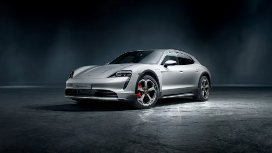 Porsche vyráží mimo vyjeté koleje. I&nbsp;v&nbsp;elektrice ale ukazuje mistrovskou třídu