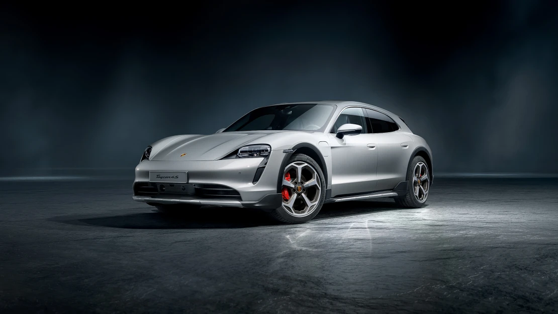 Porsche vyráží mimo vyjeté koleje. I&nbsp;v&nbsp;elektrice ale ukazuje mistrovskou třídu