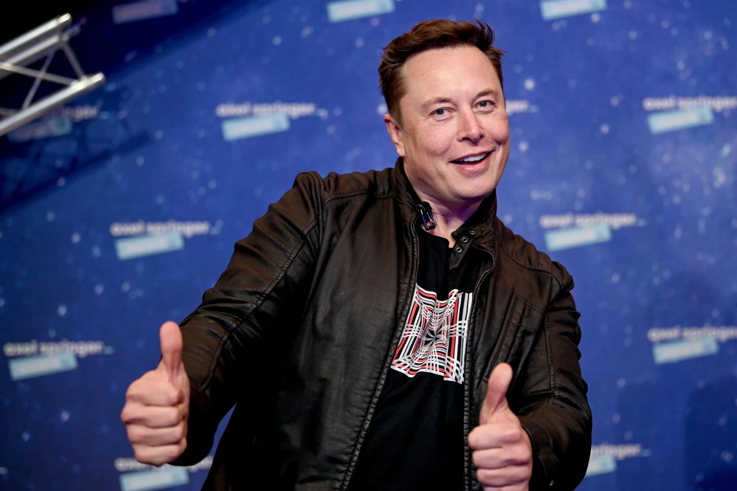 Musk je nejbohatší člověk v novodobé historii. Tesla má hodnotu bilionu dolarů