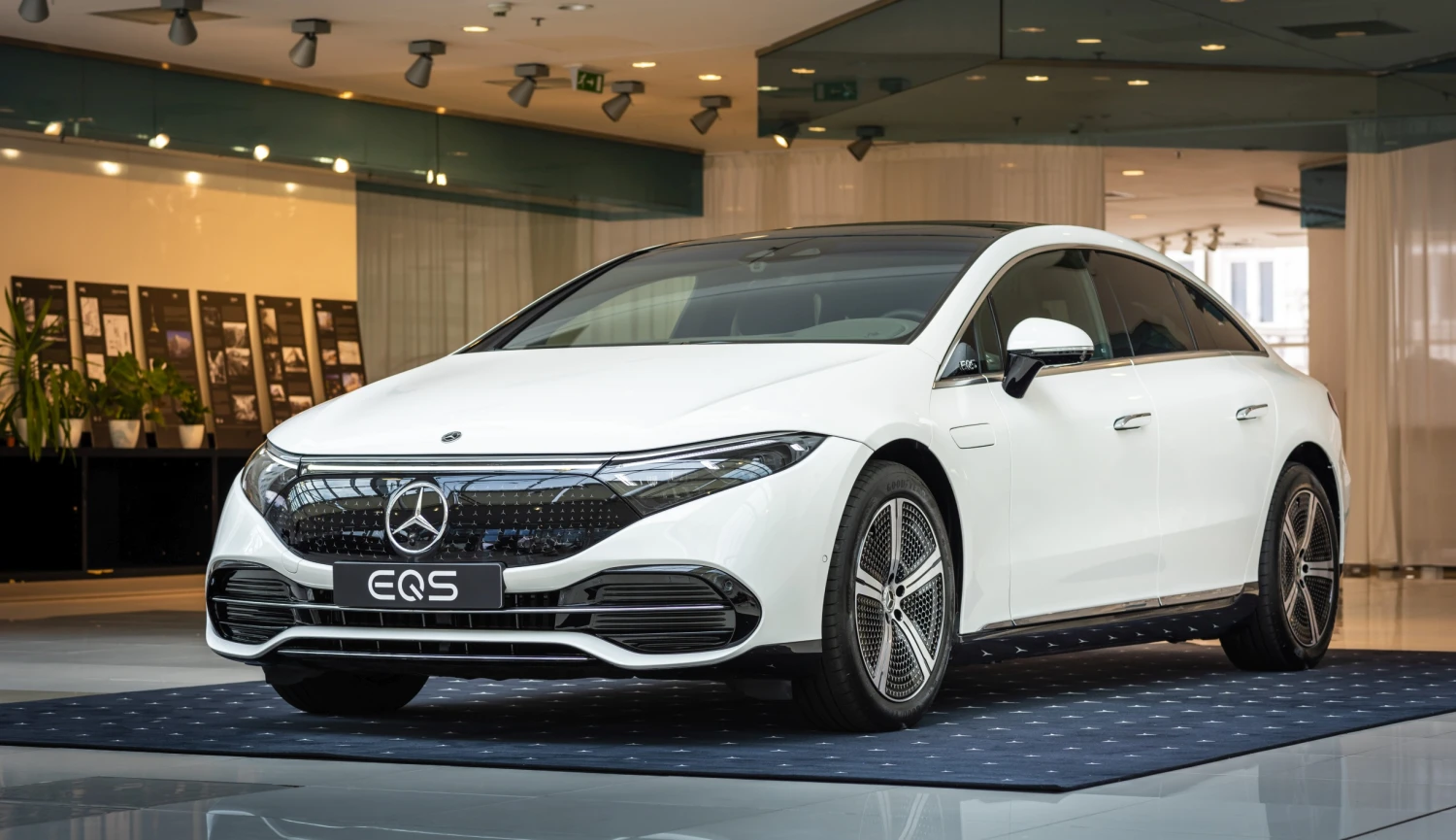 Z Prahy do Curychu na jedno nabití. Nejluxusnější elektrický Mercedes je tady