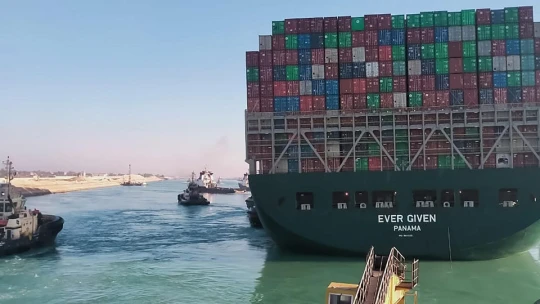 Tři měsíce poté. Egyptský soud povolil odplout lodi Ever Given, která v&nbsp;březnu blokovala Suez